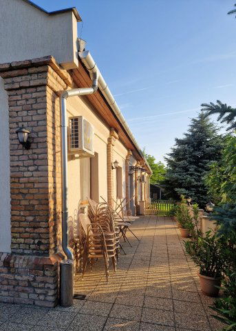 Eladó üzlethelyiség, Derekegyházán, Semmelweis utcában 320 M Ft