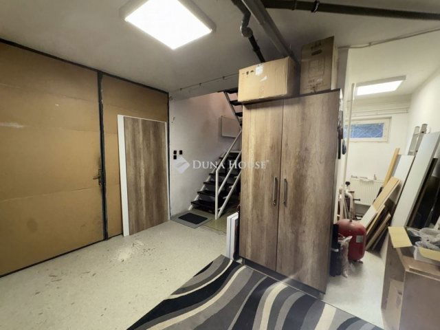 Eladó családi ház, Pécsett 95 M Ft, 7 szobás