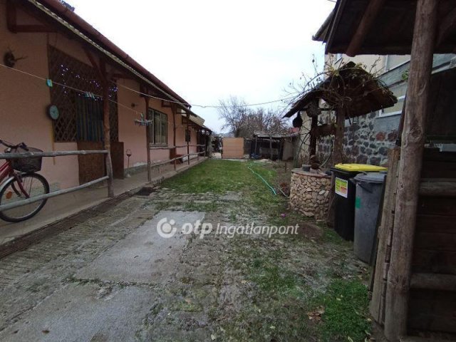 Eladó családi ház, Taron 18 M Ft, 4 szobás
