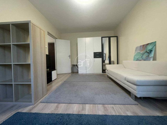 Kiadó panellakás, albérlet, Szegeden, Lugas utcában, 1+1 szobás
