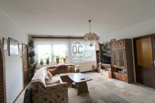 Eladó családi ház, Pécelen 98 M Ft, 8 szobás