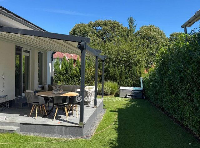 Eladó családi ház, Balatonföldváron 247 M Ft, 6 szobás