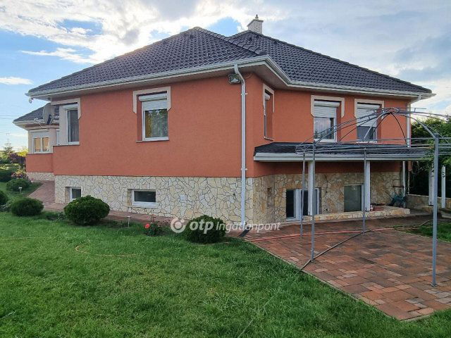 Eladó családi ház, Bakonyszentlászlón 117 M Ft, 4 szobás