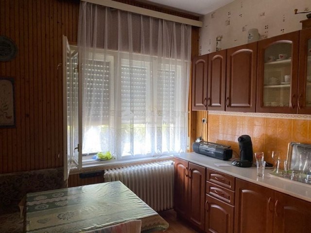 Eladó családi ház, Pécsett 356 M Ft, 6 szobás