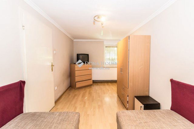 Eladó családi ház, Szombathelyen 95 M Ft, 9 szobás