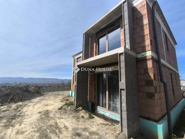 Eladó családi ház, Vácon 159.9 M Ft, 5 szobás