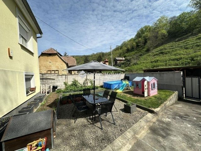 Eladó családi ház, Pécsett 109 M Ft, 6 szobás