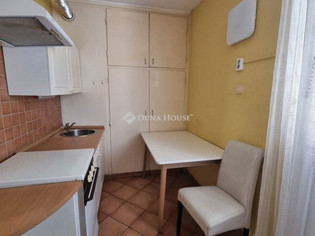 Eladó panellakás, Pécsett 39.9 M Ft, 2 szobás