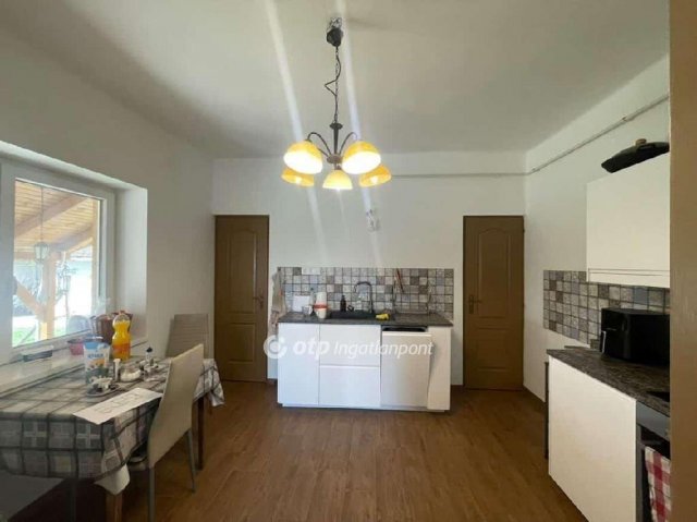 Eladó nyaraló, Jászkarajenőn 79.8 M Ft, 3 szobás