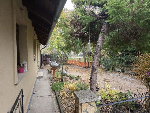 Eladó családi ház, Velencén 98 M Ft, 1+4 szobás