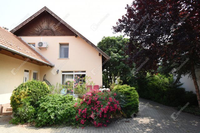 Eladó családi ház, Makón 125.99 M Ft, 7 szobás