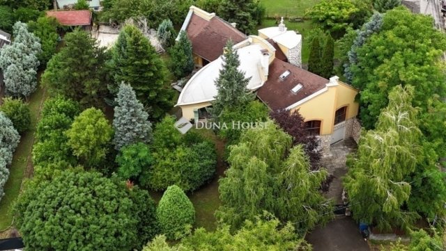 Eladó családi ház, Pécsett 120 M Ft, 6 szobás