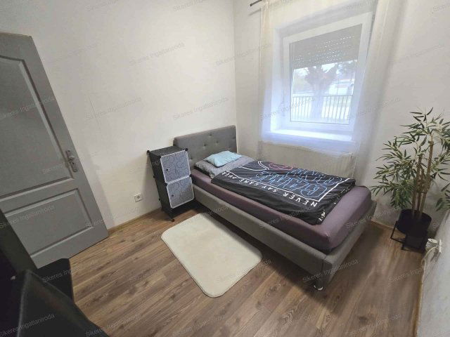 Eladó családi ház, Komáromban 32 M Ft, 2+2 szobás