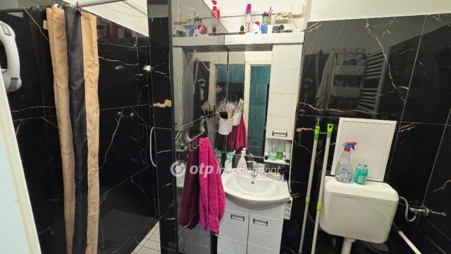 Eladó panellakás, Pápán 24.9 M Ft, 1 szobás