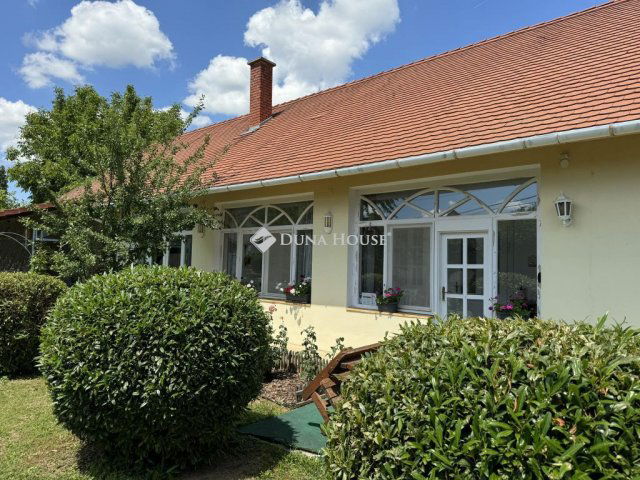 Eladó családi ház, Villányban 110 M Ft, 6 szobás