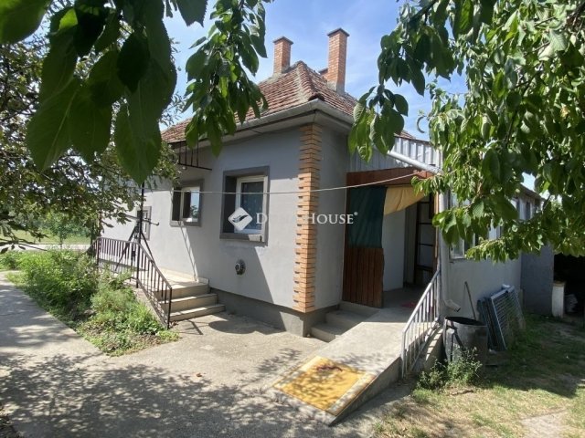 Eladó családi ház, Tasson 35 M Ft, 2 szobás