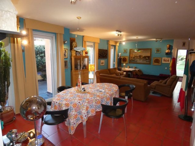 Eladó családi ház, Szegeden 150 M Ft, 5 szobás