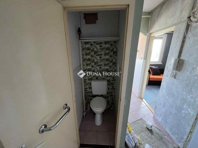 Eladó panellakás, Kecskeméten 37.5 M Ft, 3 szobás