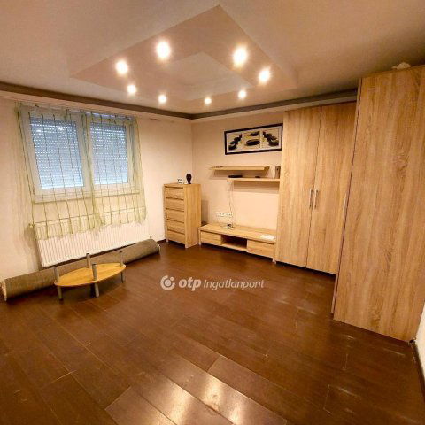 Eladó családi ház, Cegléden 44.9 M Ft, 1+2 szobás