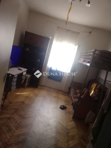 Eladó téglalakás, Komlón, Kazinczy Ferenc utcában 5.5 M Ft