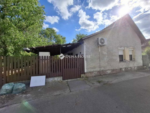 Eladó családi ház, Törtelen 15.5 M Ft, 2 szobás