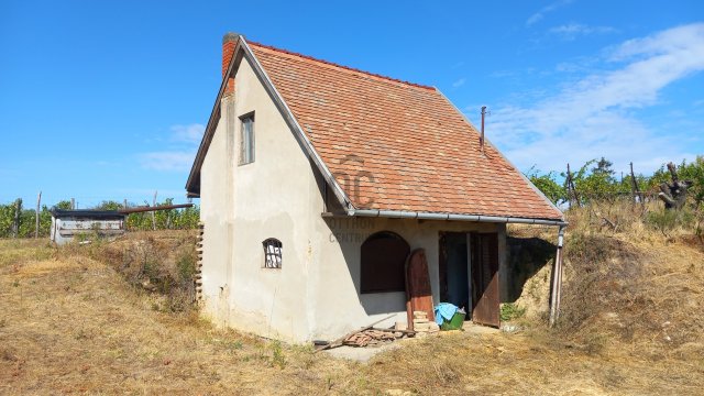 Eladó családi ház, Szekszárdon 4.2 M Ft, 2 szobás