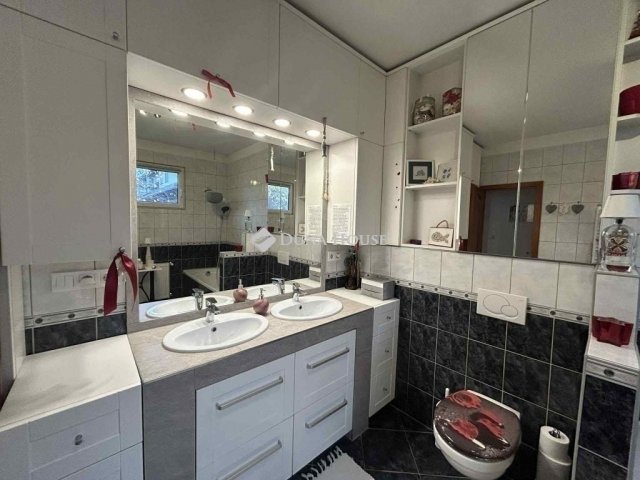 Eladó családi ház, Vecsésen 144.9 M Ft, 4 szobás