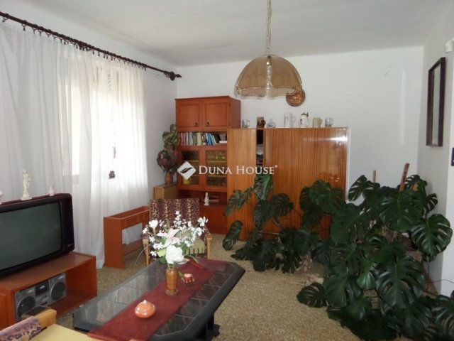 Eladó családi ház, Komlón 80 M Ft, 6 szobás