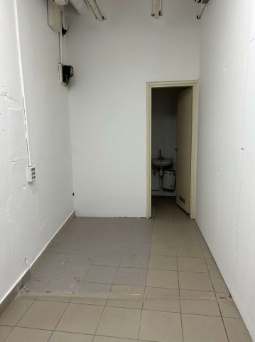 Eladó üzlethelyiség, Nyíregyházán, Vay Ádám körúton 6 M Ft