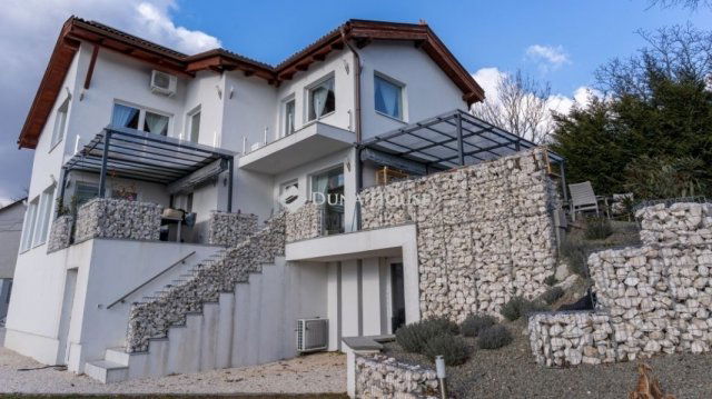 Eladó családi ház, Szentendrén 215 M Ft, 6 szobás