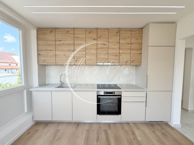 Eladó panellakás, Pécsett, Krisztina téren 43.5 M Ft, 2 szobás
