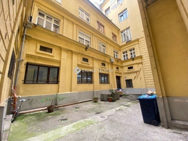 Eladó téglalakás, Budapesten, VI. kerületben 89.9 M Ft, 1 szobás