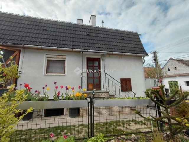 Eladó téglalakás, Pakson 64.9 M Ft, 6 szobás