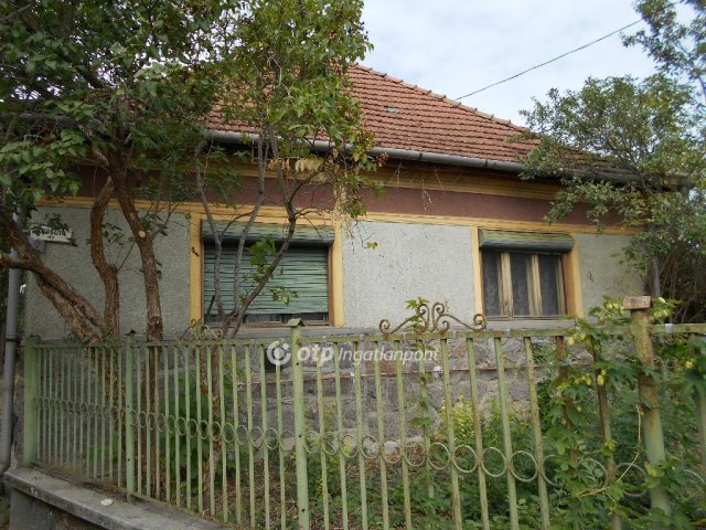 Eladó családi ház, Bánhorvátiban 10 M Ft, 2 szobás