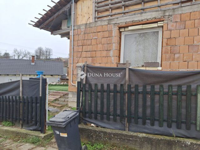 Eladó családi ház, Dunaújvárosban 63 M Ft, 4 szobás