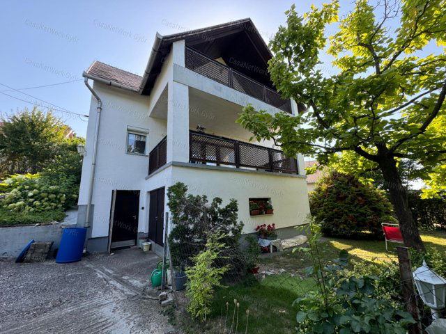Eladó családi ház, Balatonfüreden 159.9 M Ft, 7 szobás