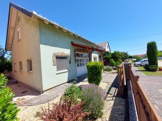 Eladó családi ház, Táton 76.9 M Ft, 3+1 szobás