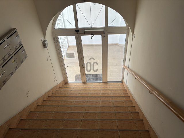 Eladó téglalakás, Várpalotán, Szabadság téren 62 M Ft