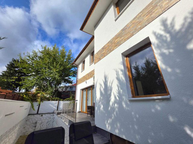 Eladó családi ház, Budapesten, XVIII. kerületben, Barcika téren