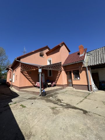 Eladó családi ház, Pécsett 108 M Ft, 3 szobás