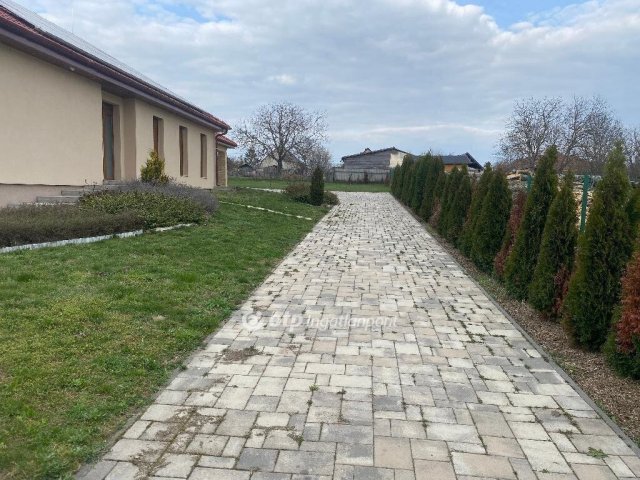 Eladó családi ház, Márkón 144 M Ft, 4 szobás