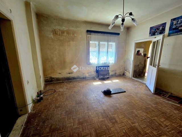 Eladó családi ház, Pécsett 19.9 M Ft, 5 szobás