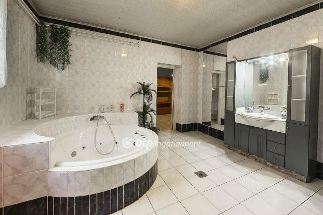 Eladó családi ház, Tolnán 89.9 M Ft, 6+2 szobás