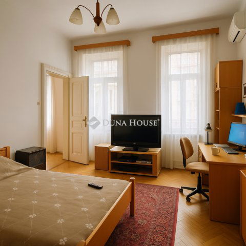 Eladó téglalakás, Budapesten, VI. kerületben 136 M Ft, 1 szobás