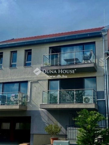 Eladó téglalakás, Pécsett 95 M Ft, 5 szobás