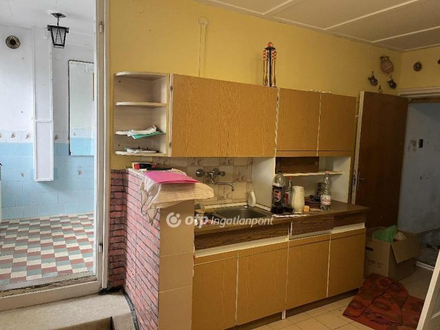 Eladó családi ház, Szekszárdon 16 M Ft, 3 szobás