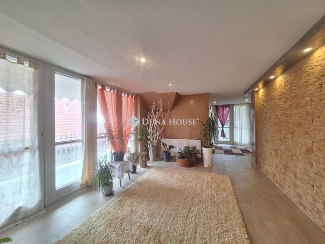 Eladó családi ház, Siklóson 119 M Ft, 8 szobás