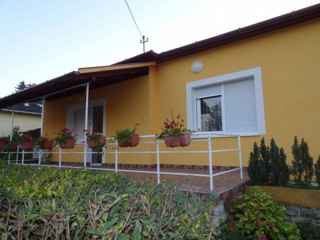 Eladó családi ház, Csopakon 189 M Ft, 8 szobás