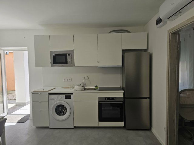 Kiadó téglalakás, albérlet, Pécsett 180 E Ft / hó, 3 szobás