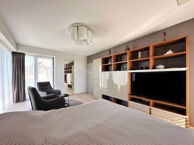 Eladó családi ház, Pécsett 425 M Ft, 4 szobás